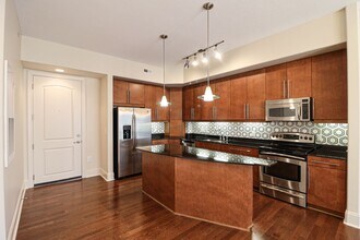 Building Photo - Piedmont Row Condo!