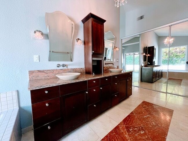 Building Photo - Breathtaking 3 Bed / 2.5 Bath Single Story...