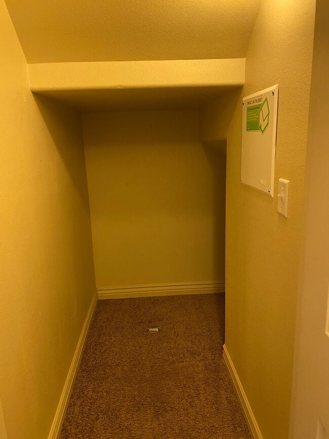Building Photo - 2 bed 1.5 bath Lincoln Park Townhome!