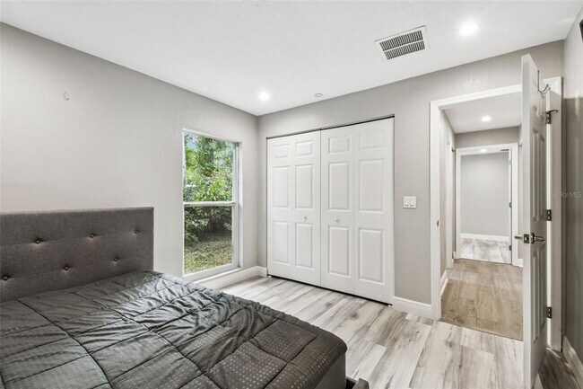 Building Photo - 6005 Lakeside Dr