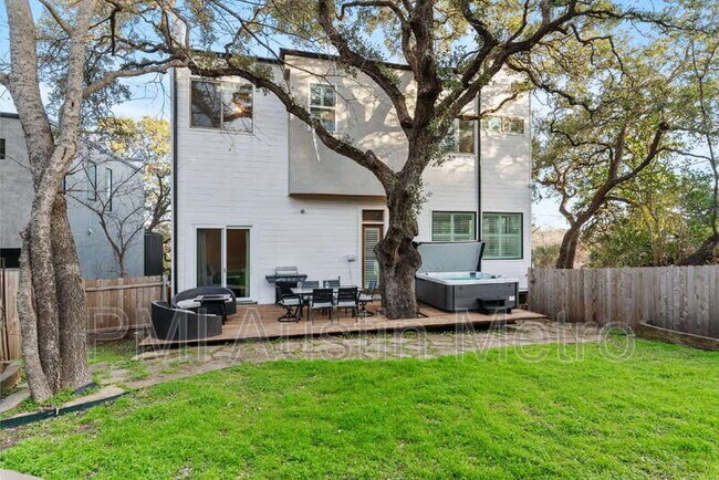 Building Photo - 2612 Carnarvon Ln