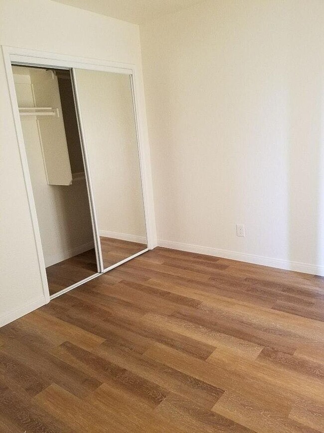 Building Photo - Lawndale Duplex 2 Bedroom 1 bath house