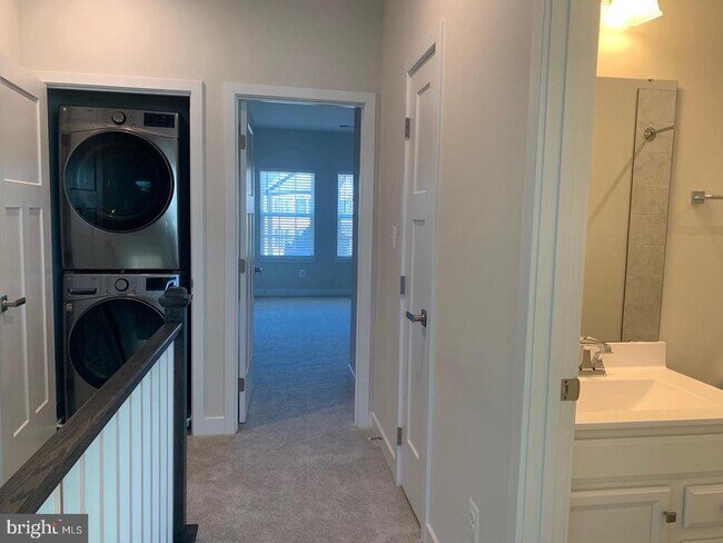 Building Photo - 14036 Sunrise Valley Dr