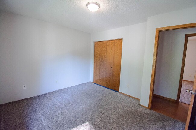 Building Photo - NW Rochester Split-Level with Vaulted Ceilings & Detached 2-Car Garage