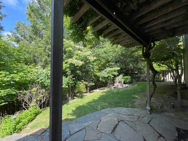 Building Photo - Custom Traditional Home in Montreux Neighborhood 3Bd/2Ba Home with 3 Car Garage!! Close to Cedar ...