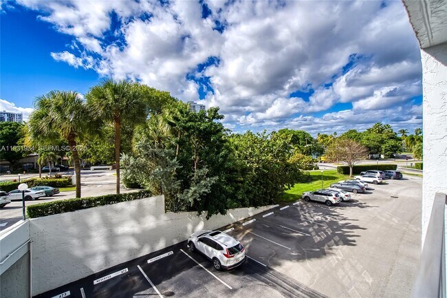 Building Photo - 400 Leslie Dr