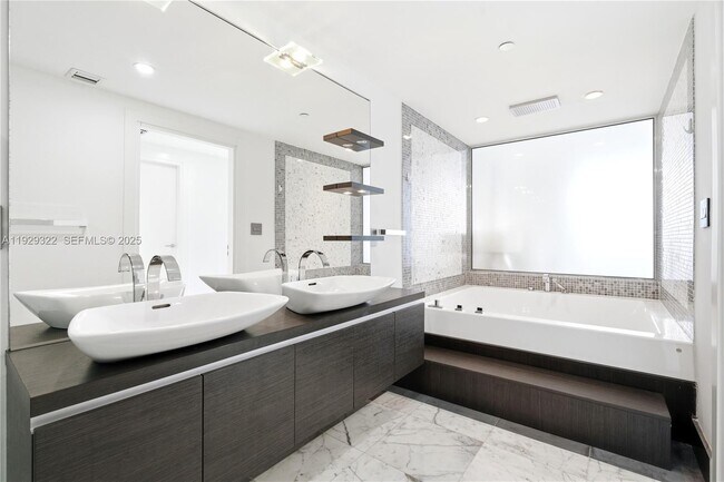 Building Photo - 200 Biscayne Blvd Way