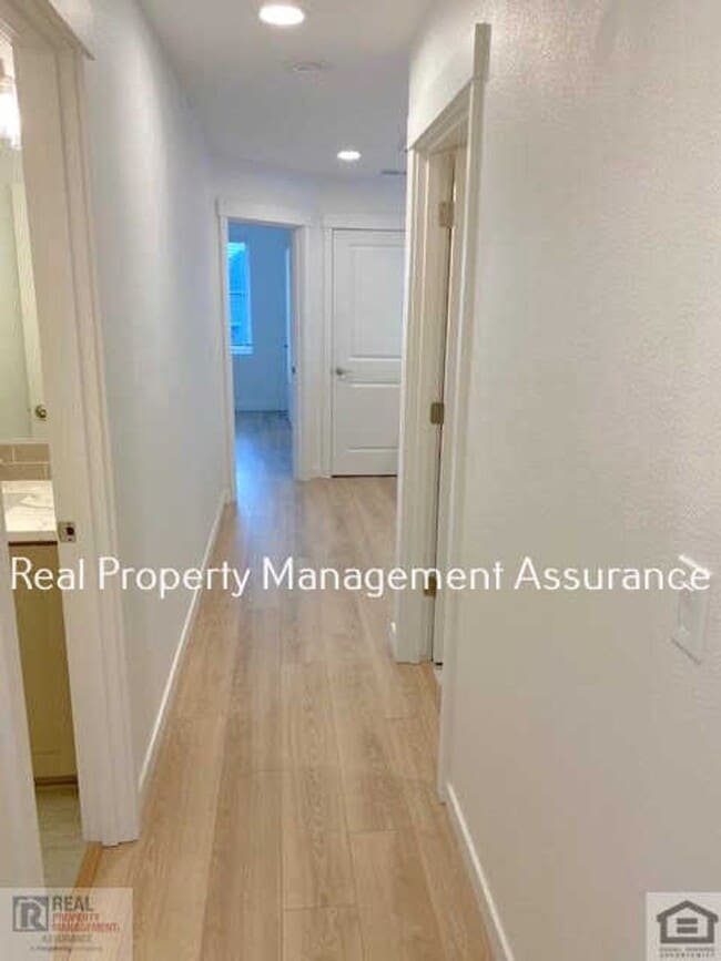 Building Photo - Modern 3 Bedroom Duplex With Garage!!