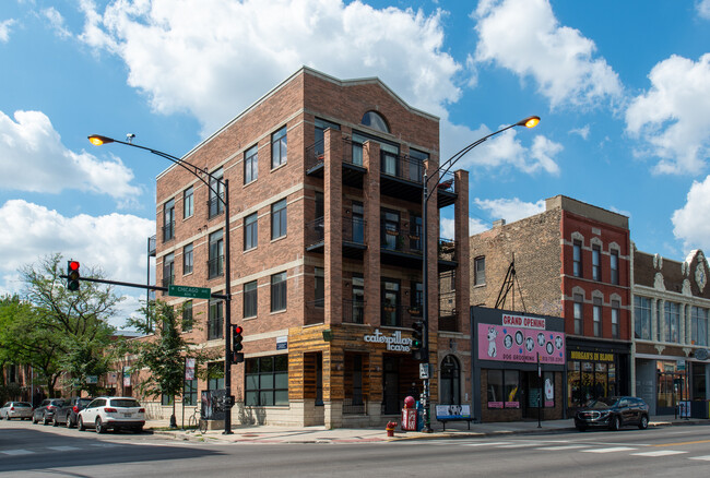 Building Photo - 1701 W Chicago Ave