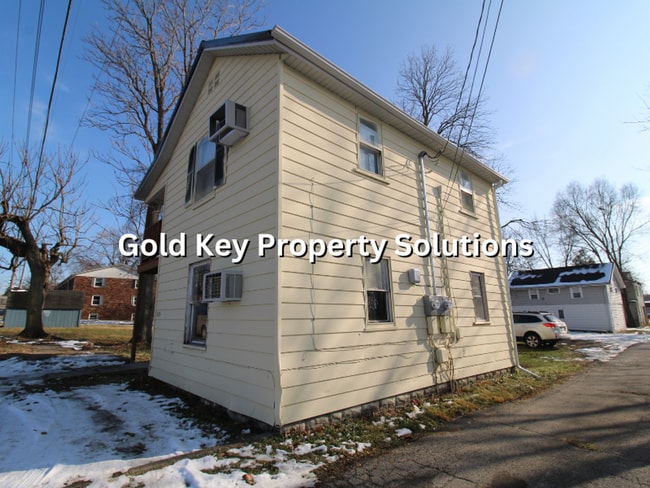 Building Photo - 919 E 6th St