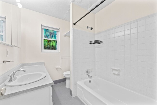 Building Photo - 2 bedroom 1 bath unit for rent in the High...