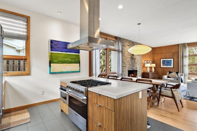 Building Photo - Mid-Century Home