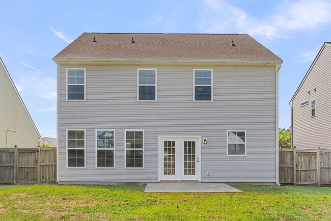 Building Photo - Convenient Location with Modern Amenities