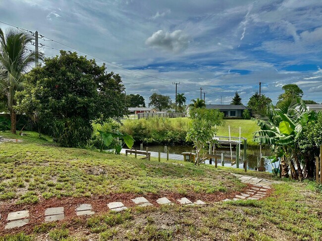 Building Photo - 603 SE Harborview Dr