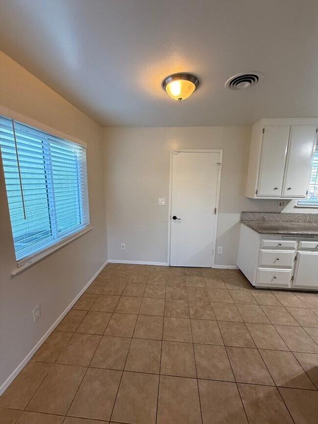 Building Photo - Beautiful 4 Bedroom, 2 Bathroom, Sylmar Home! Ready for Move-In!