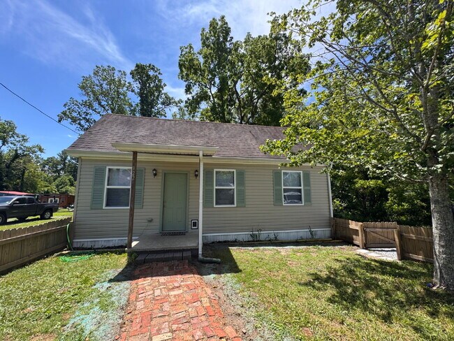 Building Photo - Fully renovated 2 bed/1 bath home with fenced front yard