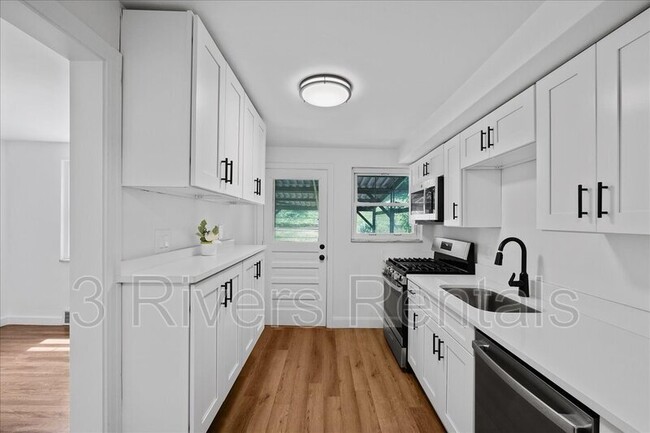 Building Photo - 2182 Pauline Ave