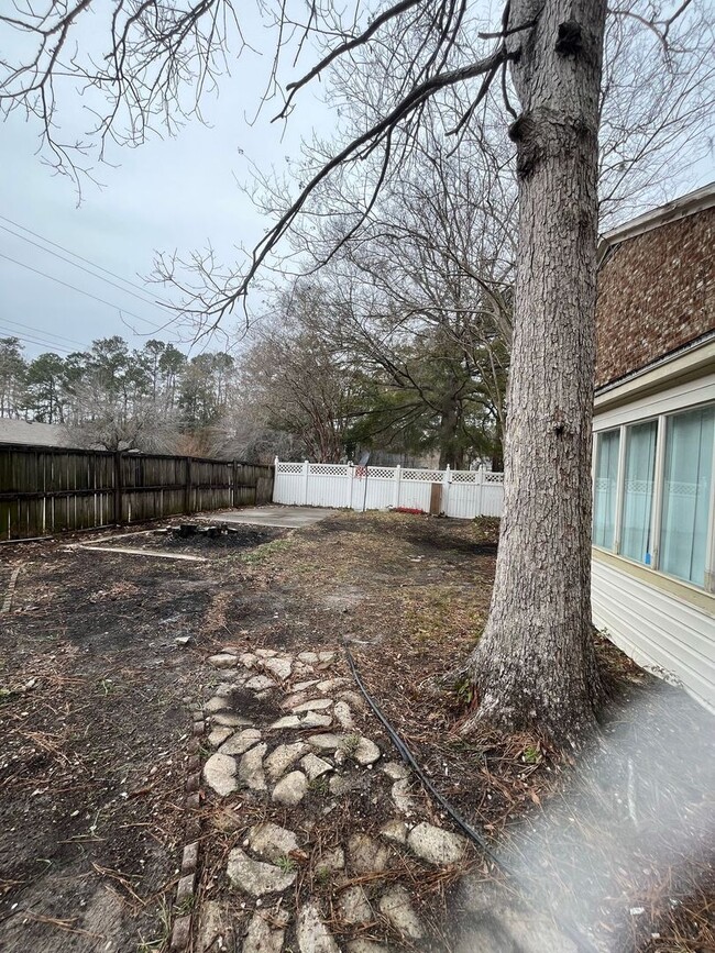 Building Photo - Cute 2Br 1.5Ba Townhome off Old Trolley Road