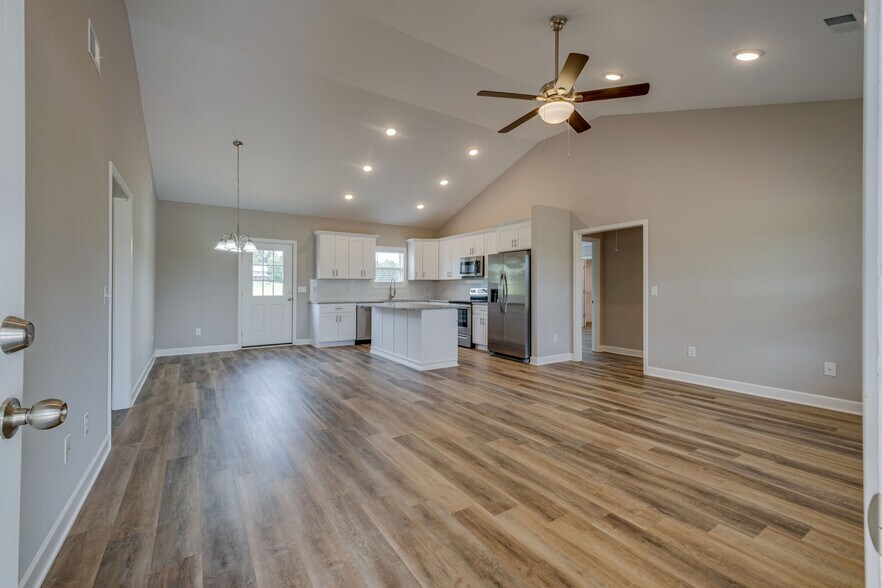 Building Photo - 648 S Tunnel Rd