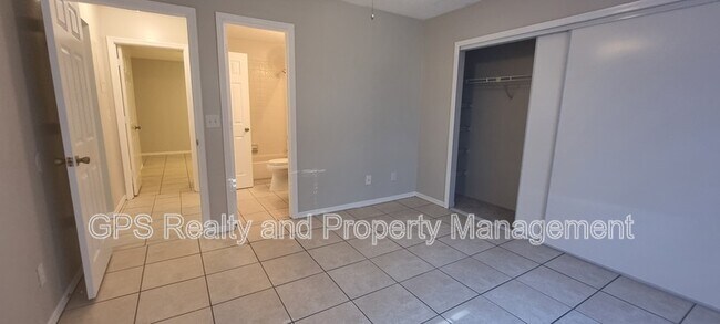 Building Photo - 956 Forest Ridge Ct