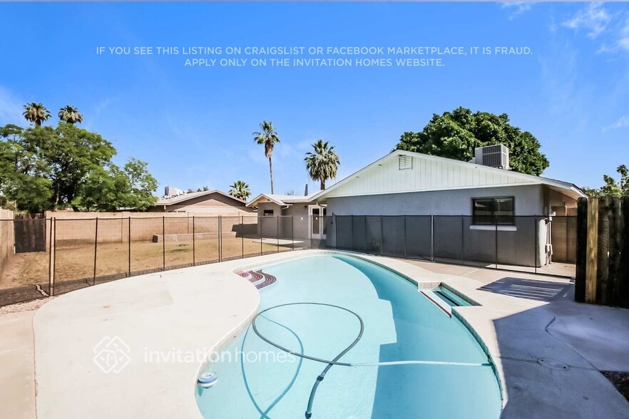 Building Photo - 1027 E Frost Dr