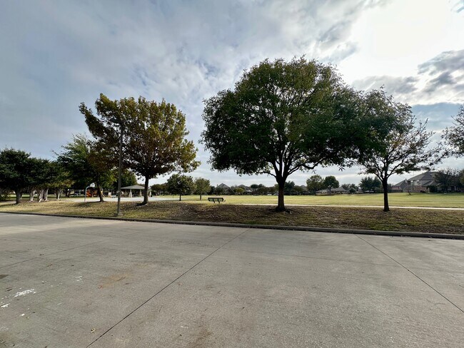 Building Photo - 928 Falcon Dr