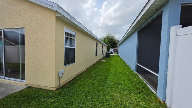 Building Photo - 4900 NE 123rd Ln