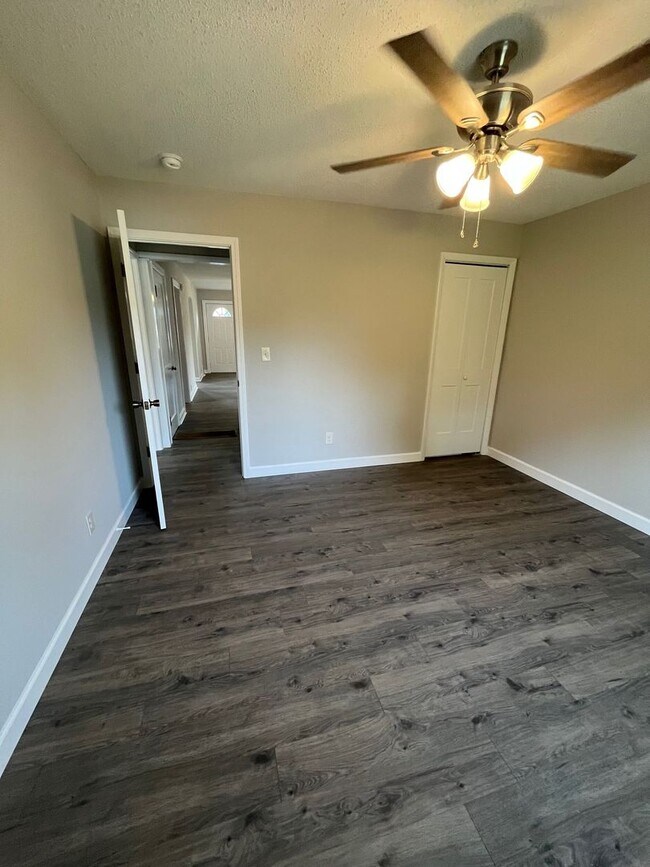 Building Photo - Newly Renovated Single-Family Home in Wash...