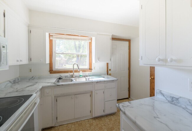Building Photo - Beautiful 2Bed 1Bath Bloomington Twin Home...