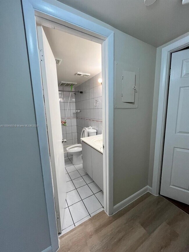 Building Photo - 1470 NE 123rd St