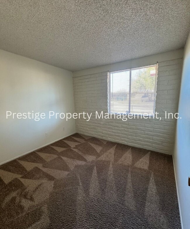 Building Photo - Check Out This 3/2 South-East Side Charmer!