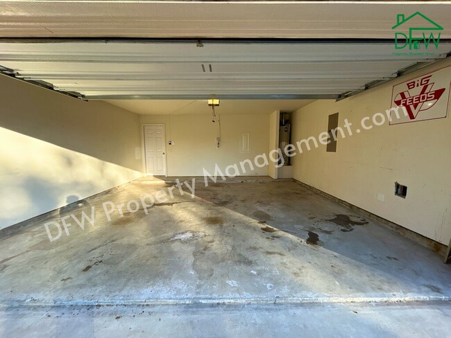 Building Photo - 10009 Iron Ridge Dr