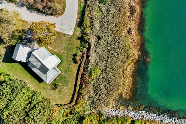 Building Photo - 1 Shoreline Dr