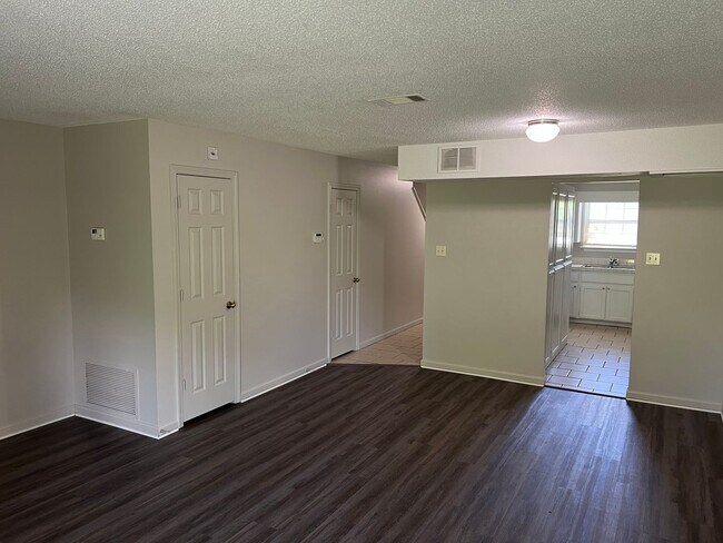 Building Photo - 105 Club Ln