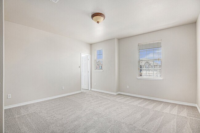 Building Photo - 605 Port Royale Way