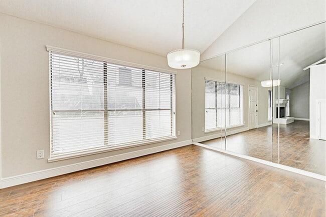 Building Photo - 13830 Hollowgreen Dr