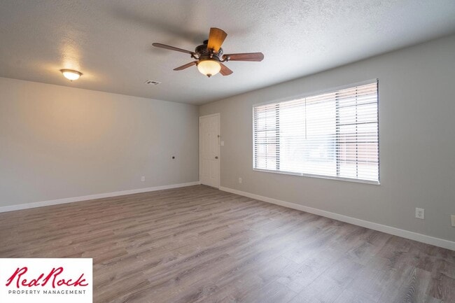 Building Photo - Remodeled 2 Bedroom Townhome. Pet Friendly!