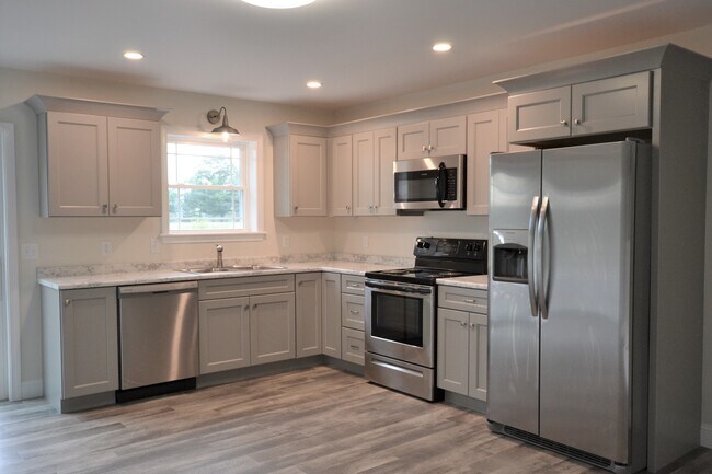 Kitchen - 450 Brewer Lake Rd