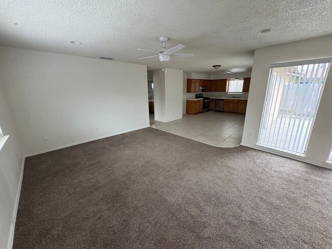Building Photo - SE Tulare Home Near Shopping Center Rent Ready!