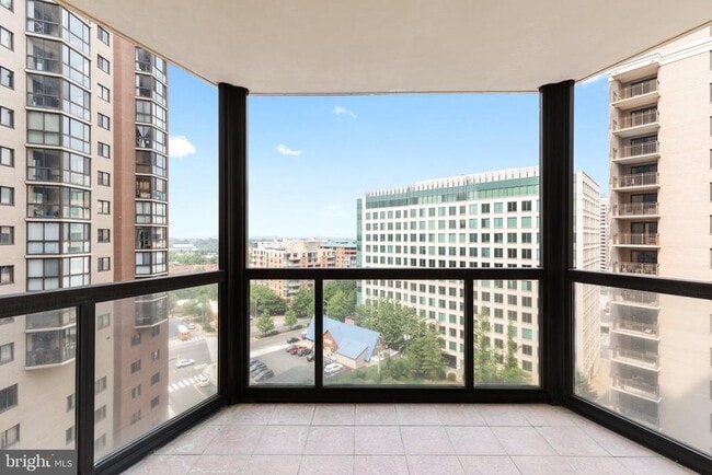 Building Photo - 900 N Stafford St