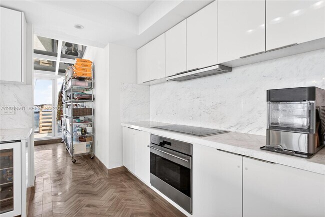 Building Photo - 1900 Sunset Harbour Dr