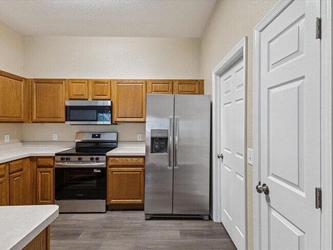 Building Photo - Don't Miss This Move-in Ready 4/2/2
