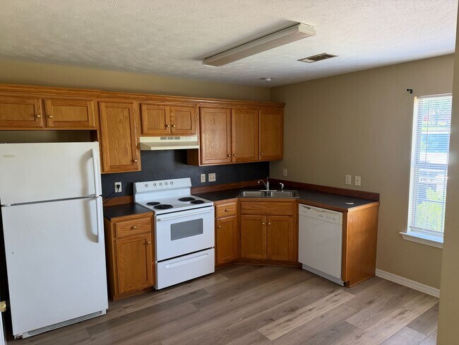 Building Photo - 2 Bed 1 Bath Duplex