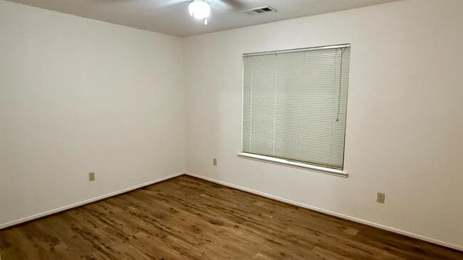 Building Photo - 2423 Knowlwood Dr