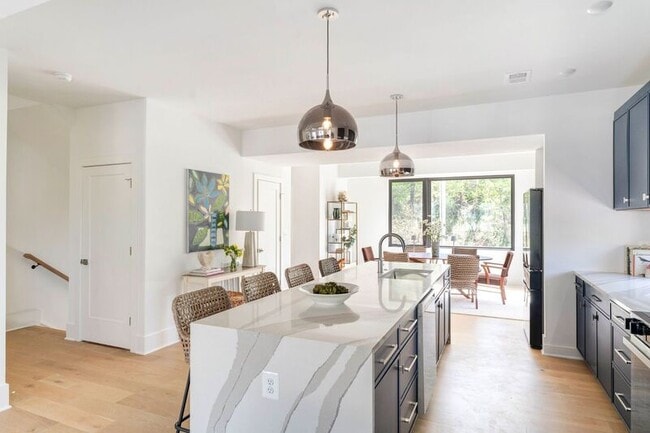 Building Photo - 981- 987 Fifth Street SW