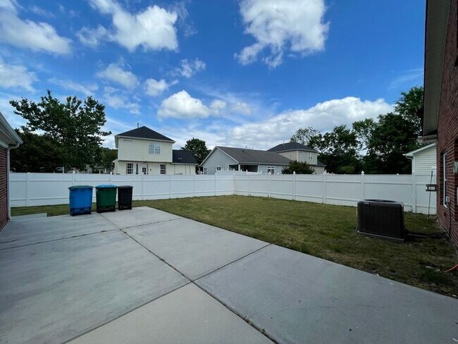 Building Photo - Lovely home in Pineville!