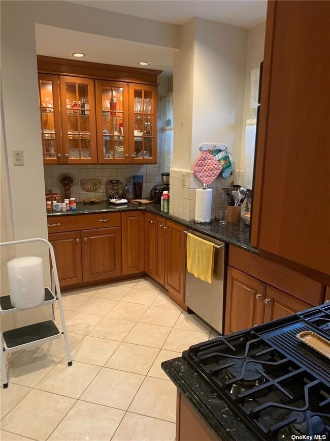 Building Photo - 70-20 Harrow St