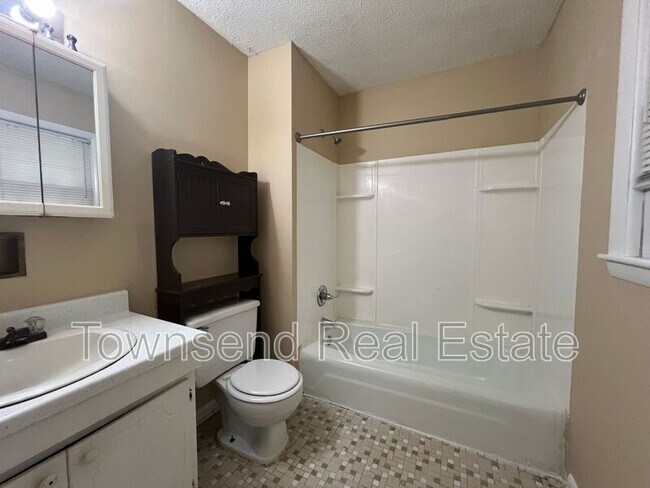 Building Photo - 6458 Easthampton Rd