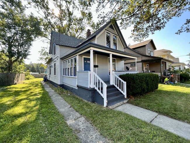 Building Photo - Five Bedroom Home in Muskegon