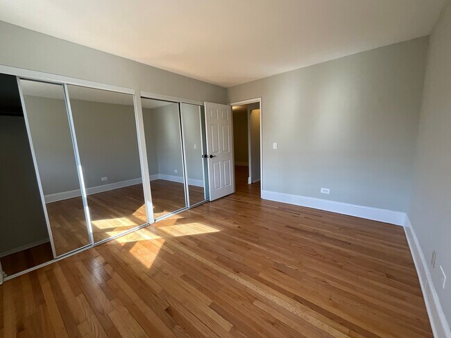Building Photo - 5950 N Kenmore Ave